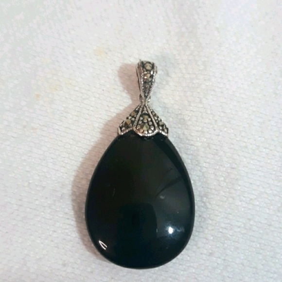 Jewelry - Sterling marquisite holding black onyx pendant